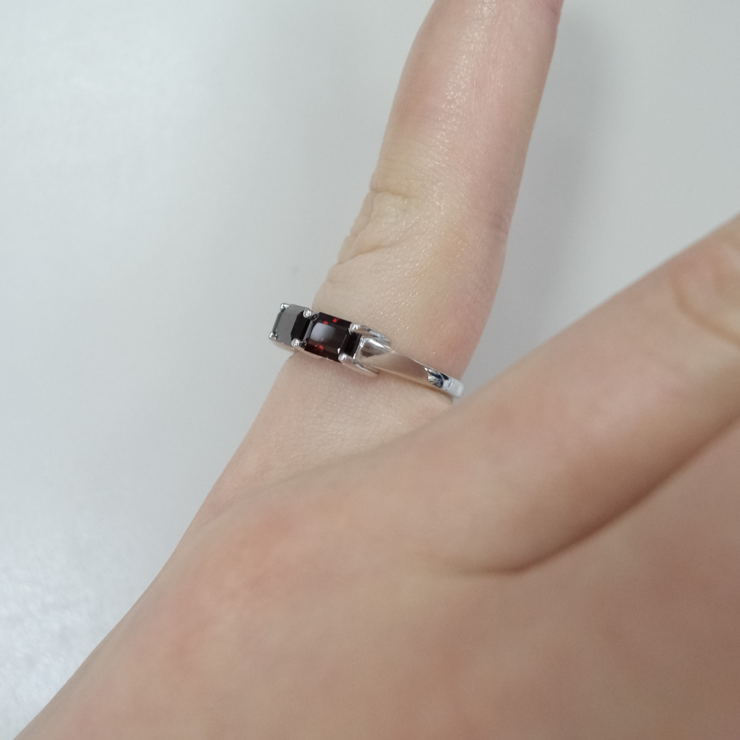 Серебряное кольцо с гранатами